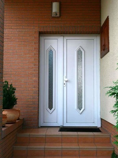 biele plastové dvere s výplňou